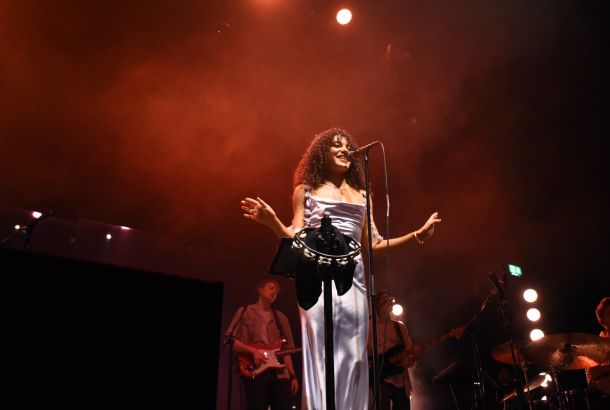 Olivia Dean live in Manchester: A joyful “warm hug” in performance