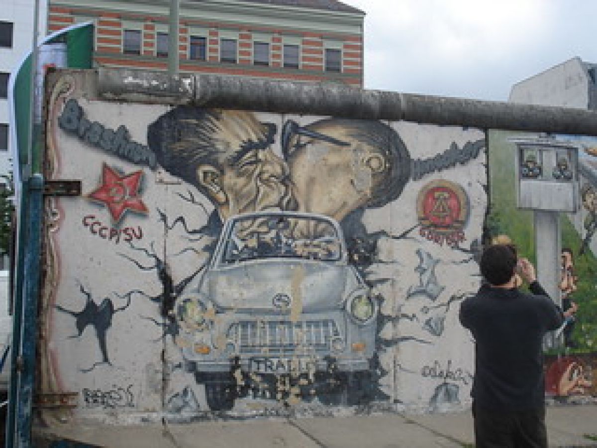 Football commemorates fall of the Berlin Wall
