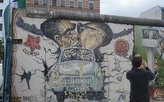 Football commemorates fall of the Berlin Wall