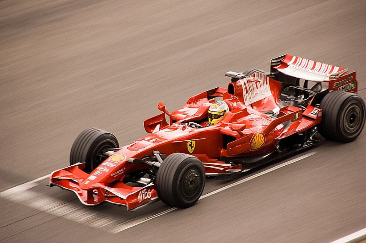 Vettel steals the show as Ferrari outgun Mercedes at Marina Bay