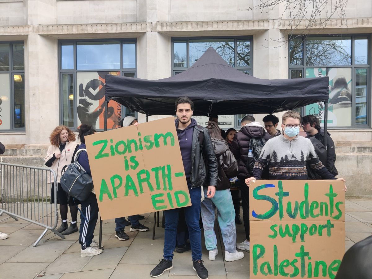 Student protest disrupts pro-Israel stall outside SU