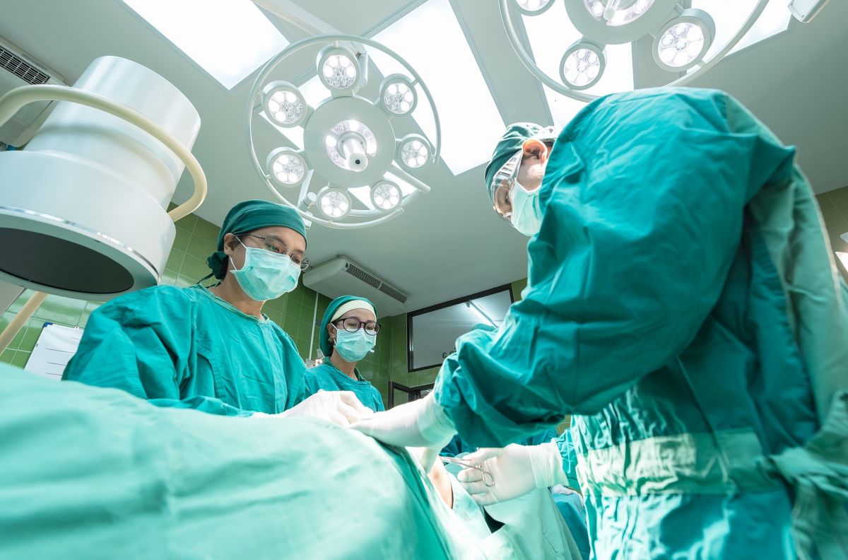 Are women more likely to die post-surgery under a male surgeon?