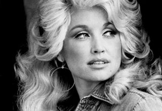 Dolly Parton donates 100 millionth book to children