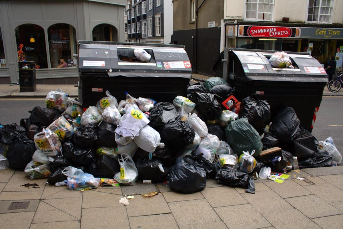 Bin strikes called off after pay rise of 11-22% agreed