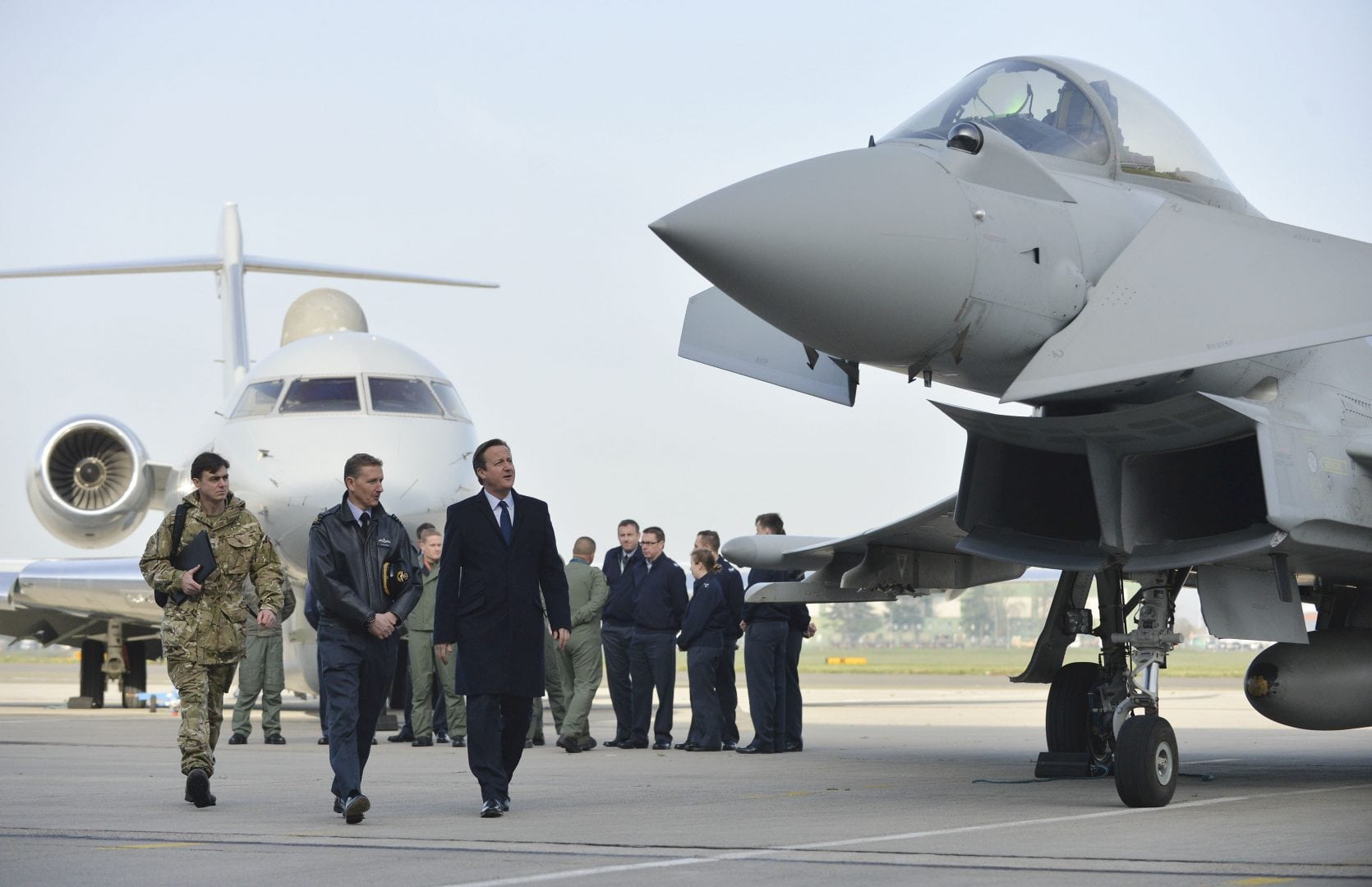 David Cameron looks at Typhoon during visit to RAF Northolt - The Mancunion