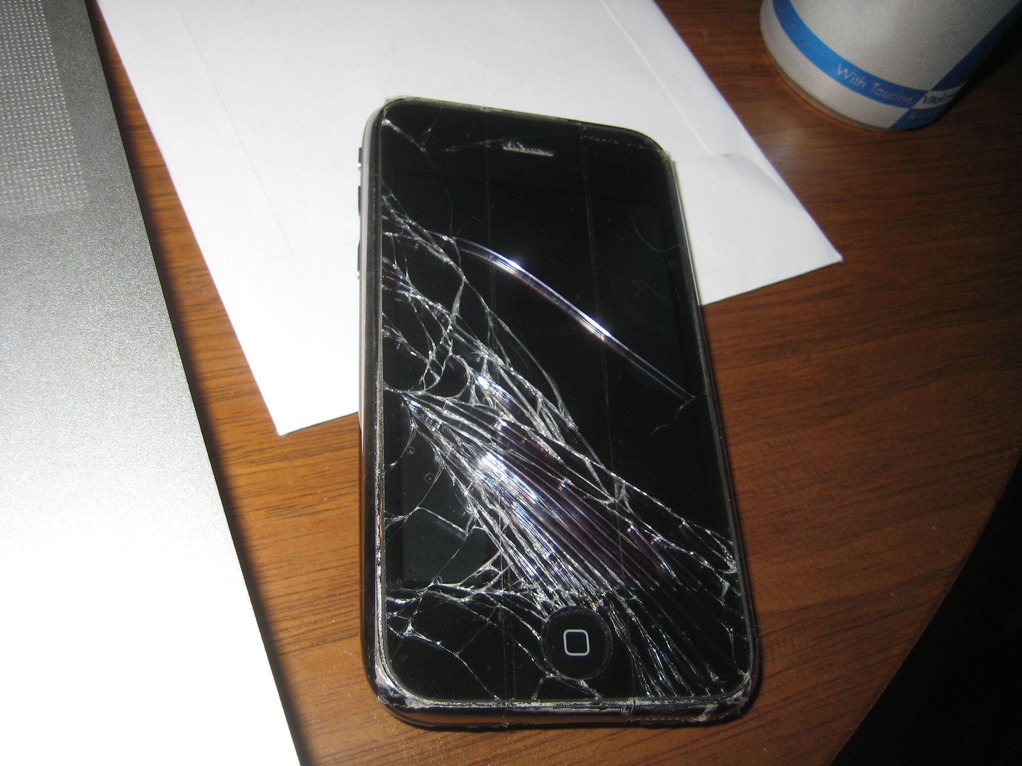Почему телефон разбит. Iphone 8 Plus разбит экран. Разбитый айфон 11. Разбитый айфон 8. Разбит экран самсунг а32.