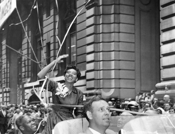 Althea Gibson at a parade following her Wimbledon singles win (1957). Photo: The Detroit Tribune @wikipediacommons