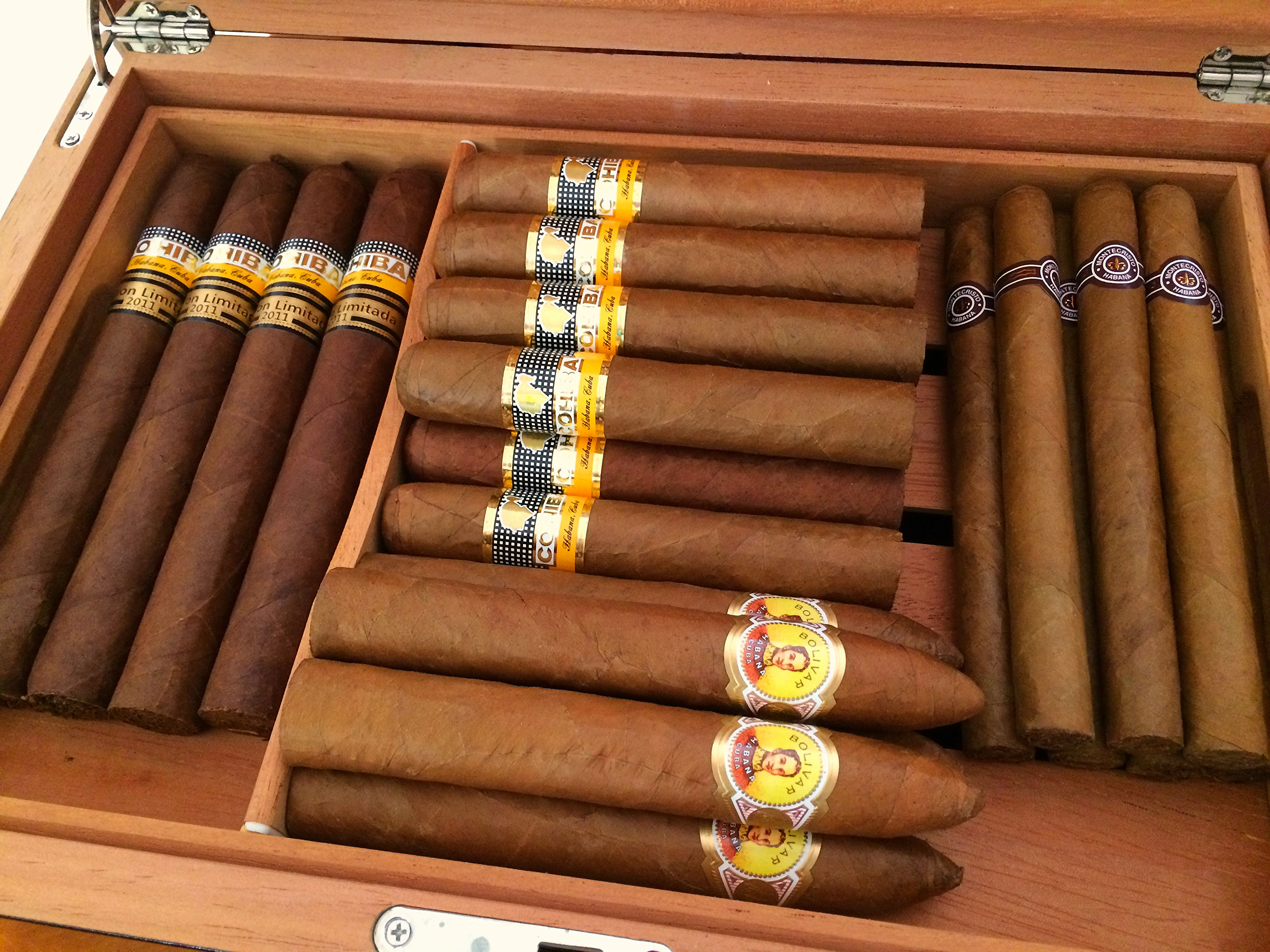 Магазин кубинских сигар. Куба кубинские сигары. Сигары Cuba Cohiba. Сигары Монтенегро. Сигара Гавана Куба.